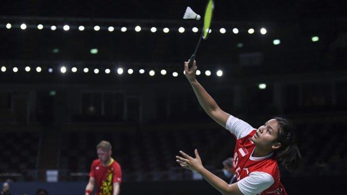 Pebulu tangkis tunggal putri Indonesia Komang Ayu Cahya Dewi saat menghadapi pebulu tangkis tunggal putri Prancis Qi Xuefei dalam pertandingan babak penyisihan grup A Piala Thomas Uber 2022 di Impact Arena, Bangkok, Thailand, Minggu (8/5/2022).