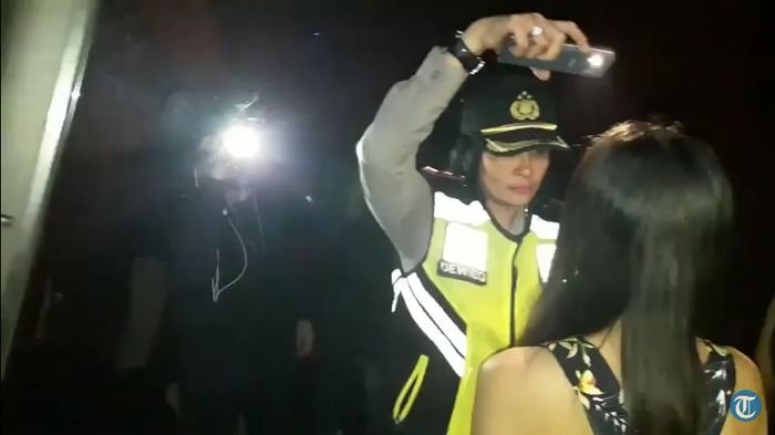 Kompol Yuni Purwanti pimpin razia tempat hiburan malam, Minggu (19/2/2018) malam. Tampak Yuni tengah memeriksa pupil mata salah seorang wanita, pengunjung tempat hiburan.