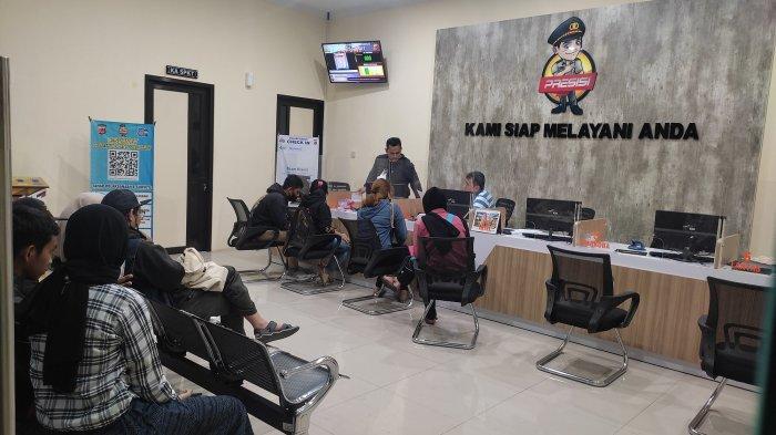 Korban investasi bodong di Garut saat melapor ke Polres Garut, Rabu (30/3/2022) malam.