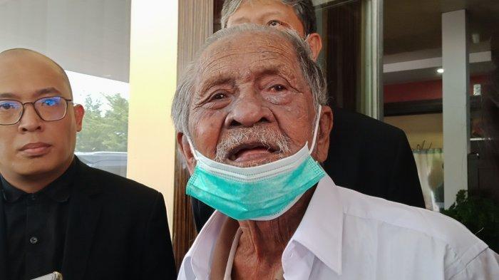 RE Koswara setelah melaporkan tiga anaknya ke Polda Jabar. Ia merasa diancam dan diintimidasi oleh tiga anaknya.