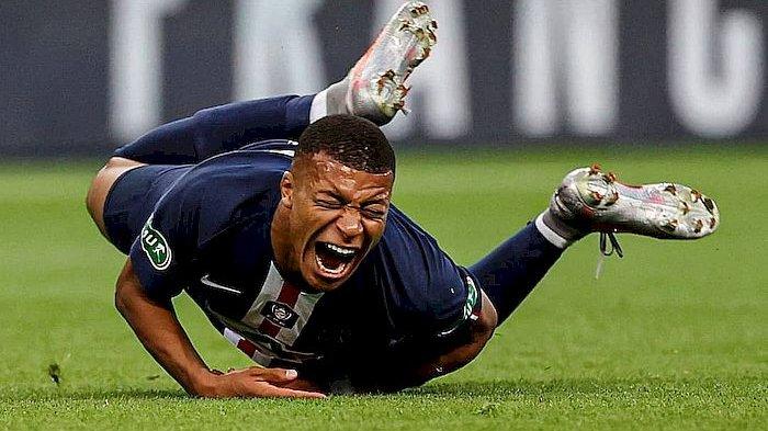 Pemain Paris Saint-Gemain, Kylian Mbappe tersungkur ditebas kapten Saint-Ettiene, Loic Perrin, dalam babak final Piala Prancis, di Stade de France, Sabtu (25/7/2020) dinihari. PSG menang 1-0 dan menjadi juara.