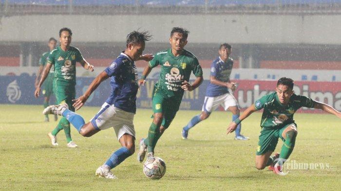 Laga Big Match antara Persib Bandung vs Persebaya Surabaya di Stadion Maguwoharjo, Sleman, Yogyakarta, Rabu (8/12/2021). Hingga Peluit panjang dibunyikan Maung Bandung (Persib Bandung) tak dapat membalas 3 Gol yang diciptakan tim Bajul Ijo (Persebaya Surabaya).