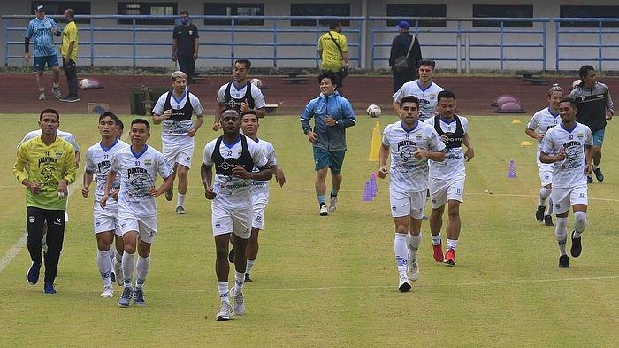 PEMANASAN : Pemain Persib Bandung berlari saat melakukan pemanasan di Stadion Gelora Bandung Lautan Api, Selasa (11/8/2020). Pelatih Robert Rene Albert kembali memimpin latihan setelah libur akibat pandemi Covid-19 beberapa bulan.