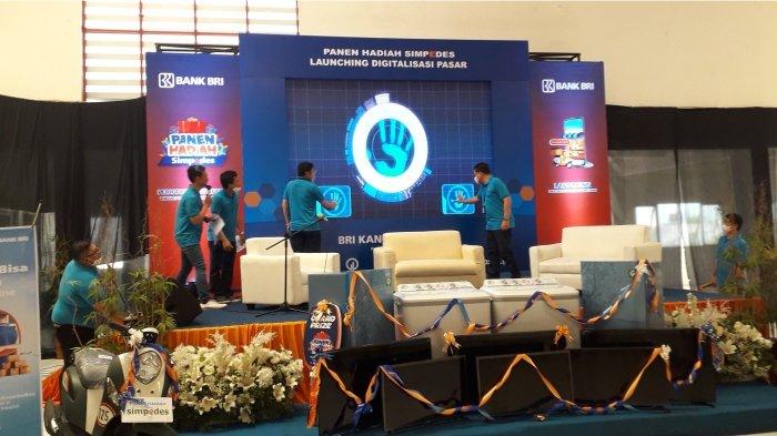 Launching Digitalisasi Pasar Modern Sumedang oleh Wakil Pemimpin BRI Kanwil Bandung Andreas Chandra Santoso bersama Pemimpin BRI Cabang Sumedang Rahadi Kristiyono.*
