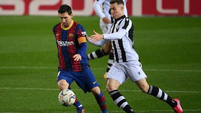 Bek Spanyol Levante Carlos Clerc (kanan) menantang penyerang Argentina Barcelona Lionel Messi selama pertandingan sepak bola liga Spanyol antara FC Barcelona dan Levante UD di stadion Camp Nou di Barcelona pada 13 Desember 2020.