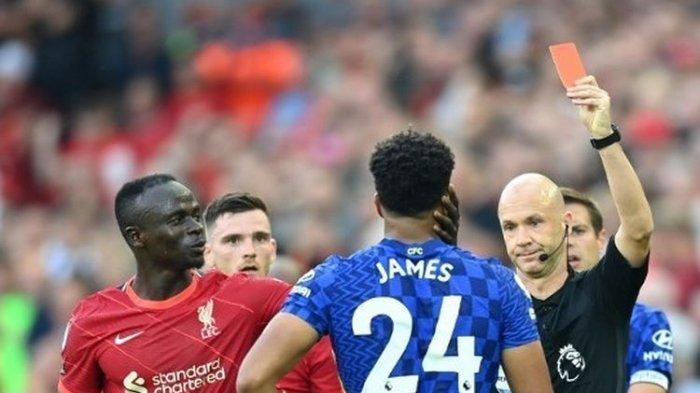 Reece James (kanan) mendapat hukuman kartu merah pada laga pekan ketiga Liga Inggris antara Liverpool dan Chelsea di Stadion Anfield, Minggu (29/8/2021) dini hari WIB.