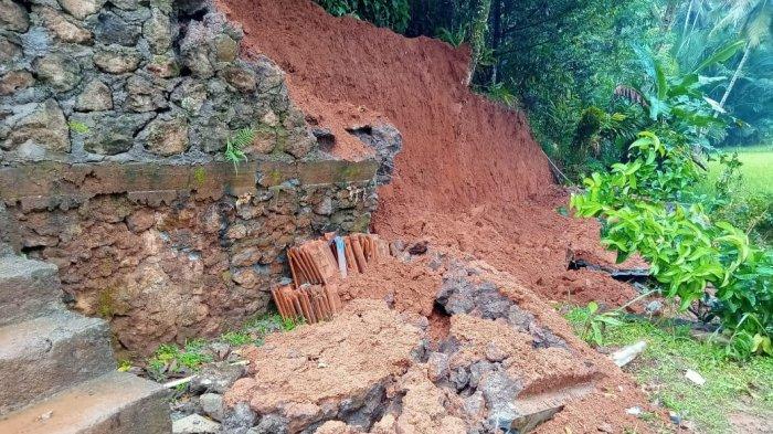 Kondisi tembok penahan tebing rumah yang longsor di Desa Langkaplancar, Kecamatan Langkaplancar, Kabupaten Pangandaran, Jawa Barat, Minggu (14/2/2021).