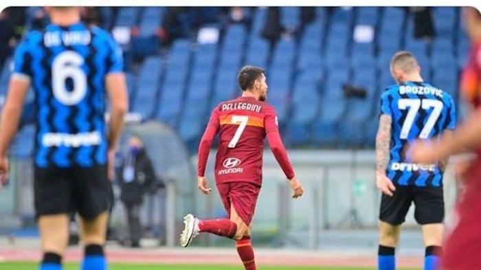 Lorenzo Pellegrini merayakan gol pertama AS Roma ke gawang Inter Milan pada laga Serie A Liga Italia di Olimpico, Minggu (10/1/2021). Pertandingan berakhir imbang 2-2.