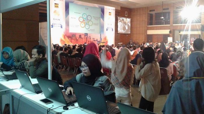Mahasiswa sedang mencari lowongan kerja dengan mengisi data diri melalui karir.com dan mendengarkan talkshow dari para narasumber yang hadir, di Universitas Padjadjaran, Kota Bandung, Senin (10/10/2016).