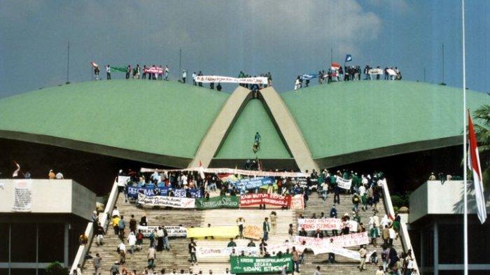 Mahasiswa menduduki Gedung MPR/DPR, menuntut Presiden Soeharto mundur dari jabatannya. Foto diambil pada 19 Mei 2008, dua hari sebelum Soeharto mengumumkan pengunduran diri pada 21 Mei 1998.