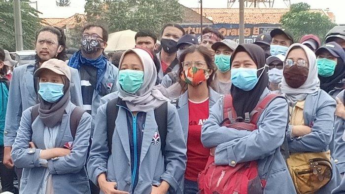 Sejumlah mahasiswi ikut aksi unjuk rasa menolak UU Cipta Kerja di Cileunyi, Kabupaten Bandung, Kamis (8/10/2020).