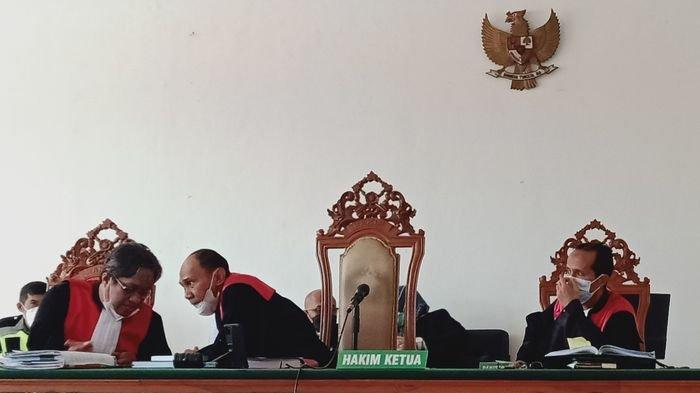 Majelis hakim yang mengadili Habib Bahar saat berembuk soal ketidakhadiran Ardiansyah, korban penganiayaan oleh Habib Bahar, Selasa (20/4/2021). Tribun Jabar/Mega Nugraha