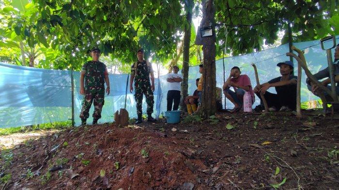 Warga tengah bersiap melakukan ekshumasi makam Siti Fatimah (31) yang berlokasi di Desa Tanjungjaya, Kecamatan Pakenjeng, Kabupaten Garut, Jawa Barat. Selasa (24/1/2023).