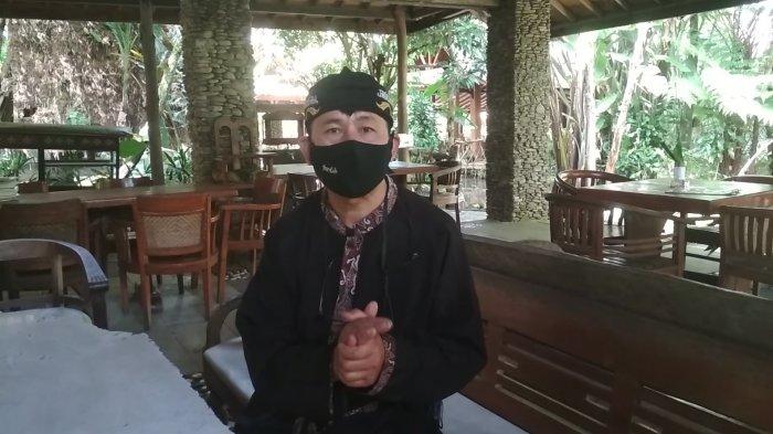 Manajer Operasional Sapu Lidi Cafe, Resort and Gallery, Irwan Nuryawan, saat tengah diwawancarai di kafe itu di Jalan Sersan Bajuri, Desa Cihideung, Kecamatan Parongpong, Kabupaten Bandung Barat (KBB), Jumat (16/4/2021).