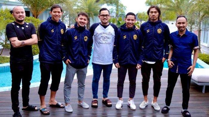 Mantan pemain Persib Bandung Gian Zola (ketiga dari kiri) foto dengan Presiden Arema FC, Gilang Widya Pramana (tengah) saat memperkenalkan pemain baru. Zola bersama Adam Alis, Evan Dimas dan Andik Rendika Rama menjadi bagian Arema FC musim depan.(Dokumentasi Pribadi)