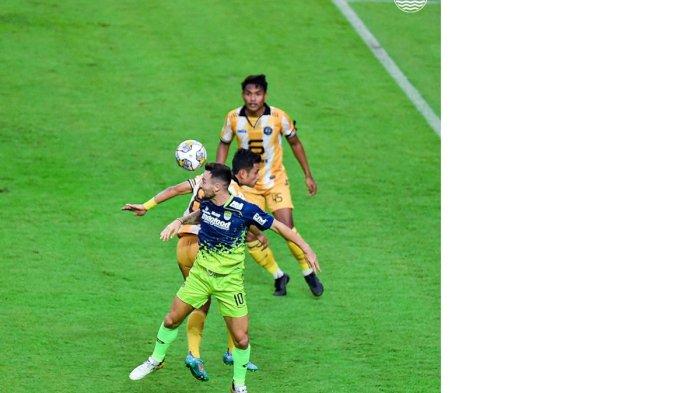 Gelandang Persib Bandung, Marc Klok duel dengan pemain Bekasi FC dalam laga uji coba di Stadion Siliwangi, Bandung, Sabtu (12/11/2022).