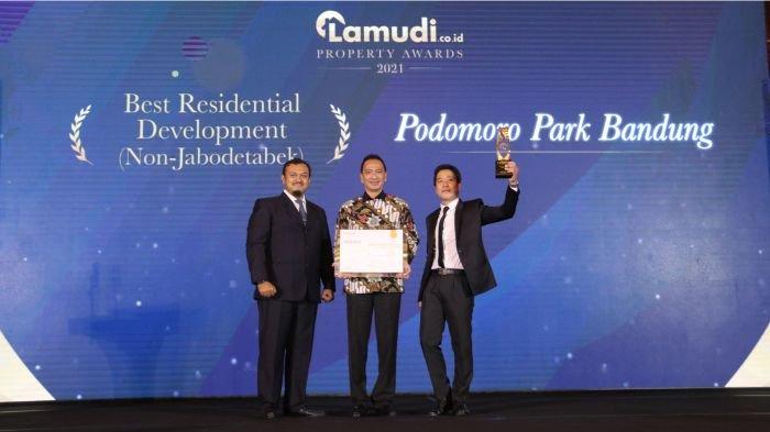 Kiri ke kanan : Marketing Director Agung Podomoro Land Agung Wirajaya, Dewan Juri Lamudi Properti Award, dan Marketing Manager Podomoro Park Dipa Teguh berfoto bersama di acara LPA