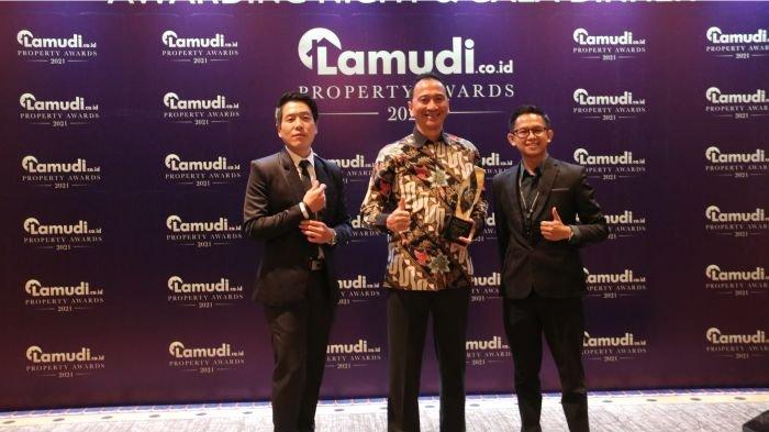 Kiri ke kanan : Marketing Director Agung Podomoro Land Agung Wirajaya, Marketing Manager Podomoro Park Dipa Teguh dan Public Relations Podomoro Park, Iwan Sepriadi berfoto bersama di acara LPA