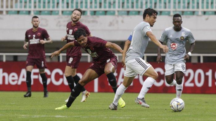 Pemain PSM Makassar, Rizky Pellu berebut bola dengan pemain Kaya FC, Marwin Angeles