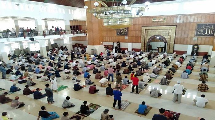 Masjid Agung Kota Tasikmalaya kembali digunakan solat Jumat memasuki penerapan PSBB tahap kedua yang dibarengi AKB, Jumat (5/6/2020).