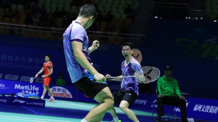 Pasangan ganda putra Indonesia, Marcus Fernaldi Gideon/Kevin Sanjaya Sukamuljo, merayakan kemenangan atas pasagan Jepang, Takuro Hoki/Yugo Kobayashi, pada babak perempat final China Terbuka di Fuzhou, Sabtu (19/11/2016).