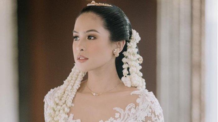 Maudy Ayunda mengenakan pakaian kebaya