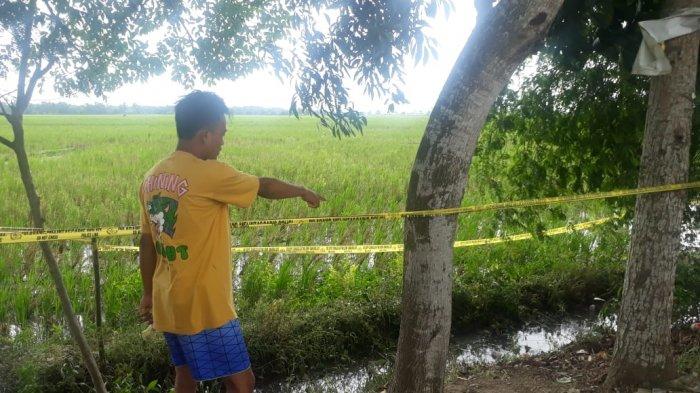 Seorang saksi mata menunjukkan tempat ditemukannya mayat terbungkus kasur di Karawang.