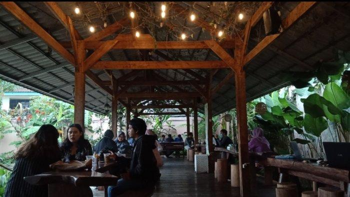 Menepi dari Rutinitas Kota di Taman Luas Bekas Pabrik Konfeksi Sambil Menyeruput Kopi b