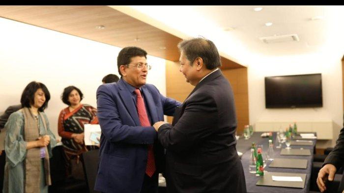 Menteri Koordinator Bidang Perekonomian Airlangga Hartarto dalam pertemuan dengan Menteri Perdagangan dan Industri Republik India Piyush Goyal di Los Angeles, setelah Forum Indo Pacific Economic Framework (IPEF) ditutup hari Jum’at (09/09).