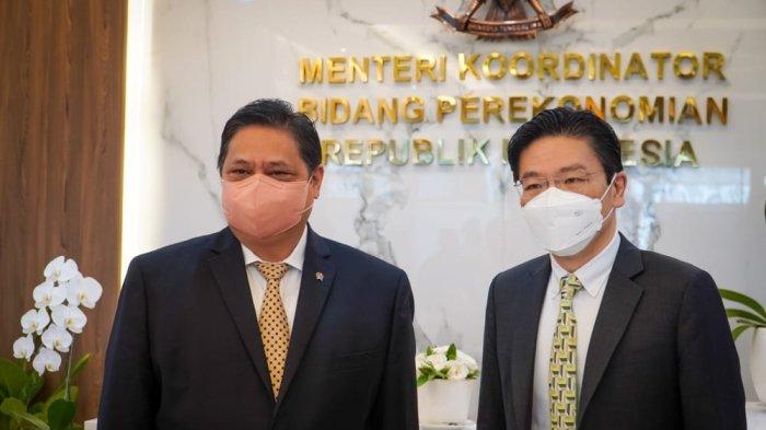 Menteri Koordinator Bidang Perekonomian Airlangga Hartarto dalam pertemuannya dengan Menteri Keuangan Singapura H.E. Lawrence Wong di Jakarta, Rabu (18/05).