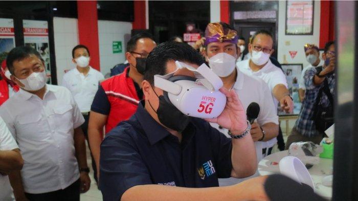 Menteri BUMN Erick Thohir (tengah) mencoba teknologi Virtual Reality yang telah didukung oleh jaringan 5G Telkomsel didampingi oleh Wakil Menteri II BUMN Kartika Wirjoatmodjo (kedua dari kiri) dan Direktur Utama Telkom Ririek Adriansyah (paling kiri) saat kunjungan kerja peninjauan kesiapan infrastruktur & layanan TelkomGroup menyambut G20 2022 di Nusa Dua, Bali, Selasa (28/12).
