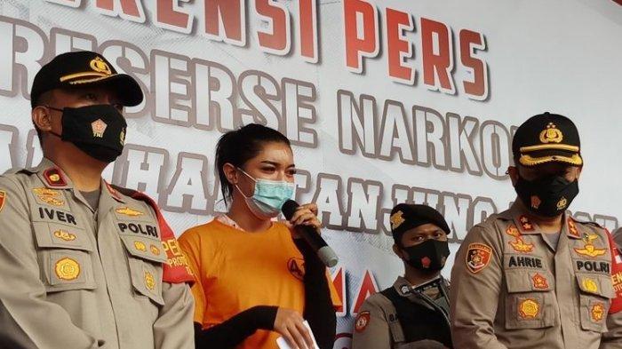 Selebritas Millen Cyrus menangis dalam jumpa pera penangkapan terkait narkoba di Polres Pelabuhan Tanjung Priok, Jakarta Utata, Senin (23/11/2020)