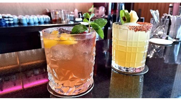 Minuman rujak umai dan Okinawa gal di Gion Izakaya yang berlokasi di Wu Tower Lantai 8, Jalan Dr Djunjunan No 588, Kota Bandung, Kamis (17/12/2020).