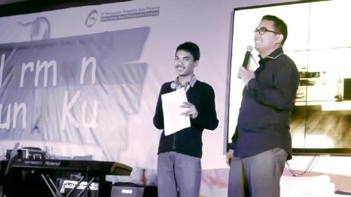 Pembawa acara Muhammad Farhan (kanan) melatih anak pertamanya, Muhammad Ridzky Khalid, menjadi pemandu acara.