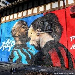 Jelang AC Milan vs Inter Milan, Mural Permusuhan Lukaku vs Ibrahimovic Terpampang di Luar San Siro