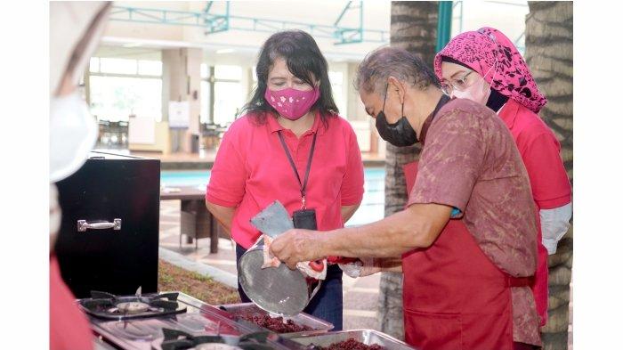 Nara sumber H. Suhanta sedang mengolah tepung ubi ungu disaksikan Ketua Srikandi yang juga Wapinwil Bidang Operasional Kanwil BRI Bandung Emiliana Ririn Purworini dan Yuli Yuliani Supervisor Bagian Sosial Enterpreneur dan Inkubasi BRI Kanwil Bandung.*