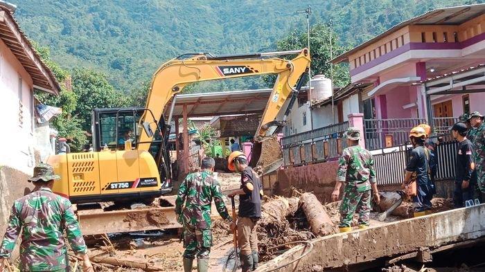 Aparat gabungan TNI dan Polri, serta Badan Penanggulangan Bencana Daerah (BPBD) Kabupaten Sumedang melanjutkan pekerjaan normalisasi Sungai Cisurupan, Desa Sawahdadap, Cimanggung, Sumedang, Senin (19/12/2022).