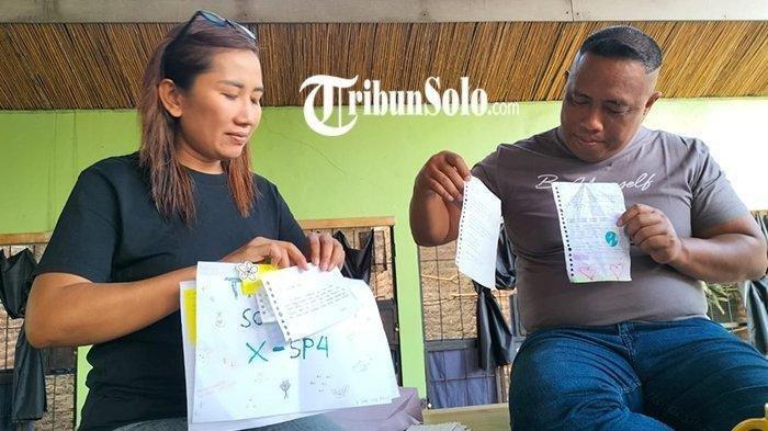 Agung Purnomo orangtua korban perundungan karena tak memakai jilbab menunjukkan surat dukungan dari teman-teman satu kelas Z saat ditemui TribunSolo.com, Kamis (10/11/2022). (Tribunsolo.com/Septiana Ayu Lestari)