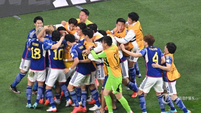 Para pemain Timnas Jepang melakukan selebrasi usai mereka mencetak gol pertama dalam laga sepak bola Grup E Piala Dunia 2022 Qatar antara Jerman melawan Jepang di Stadion Internasional Khalifa, di Doha, Qatar, Rabu (23/11/2022) waktu setempat.