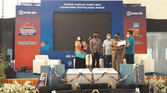Para saksi sedang memeriksa alat peraga undian yang masih tersegel.*