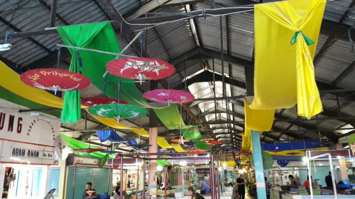 Payung geulis dan kain pemberian Kang Emil di Pasar Cihapit, Bandung.