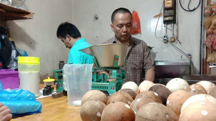 Sejumlah pedagang di Pasar Antri Cimahi tak mengenakan masker saat melayani pembeli.