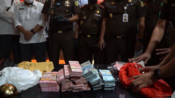 Uang yang disita penyidik Kejati Jabar dari dua pegawai BPK Jabar