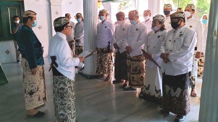 Sultan Aloeda II, Raharjo Djali (kedua kiri), saat melantik perangkatnya di Keraton Kasepuhan, Kecamatan Lemahwungkuk, Kota Cirebon, Rabu (25/8/2021).