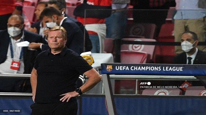 Reaksi pelatih Barcelona dari Belanda Ronald Koeman setelah pertandingan sepak bola grup E babak pertama Liga Champions UEFA antara Benfica dan Barcelona di stadion Luz di Lisbon pada 29 September 2021. (PATRICIA DE MELO MOREIRA / AFP)
