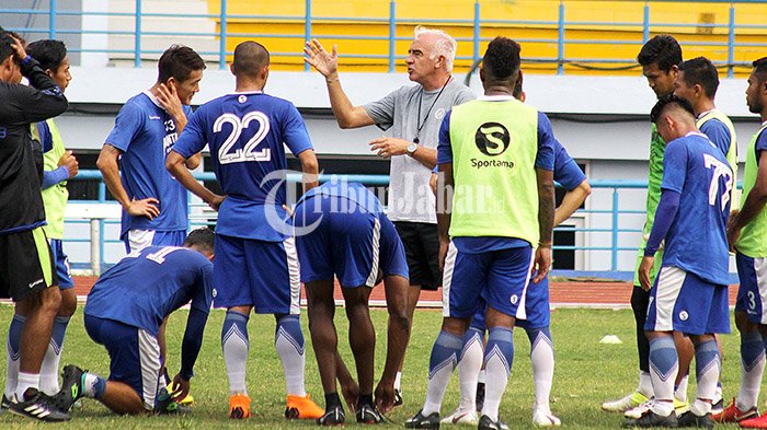 Pelatih Persib Bandung, Mario Gomez memberikan arahan kepada timnya
