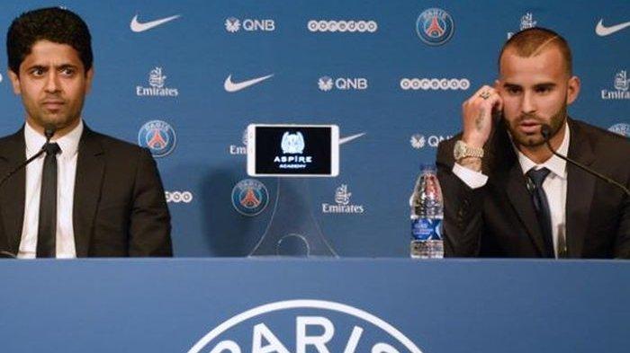 Pemain baru Paris Saint-Germain (PSG), Jese RodrÃguez Ruiz (kanan), berbicara di samping Presiden PSG, Nasser Al-Khelaifi, dalam jumpa pers di Parc des Princes, Paris, Senin (8/8/2016). Kontrak Jese diputus PSG karena terlibat skandal.