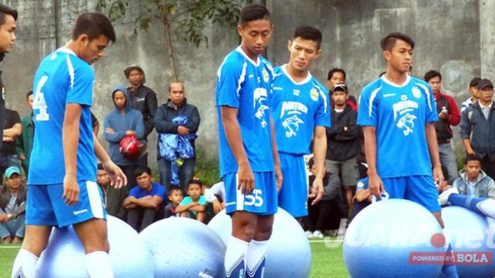 Pemain muda Persib Bandung (kiri-kanan), Puja Abdillah, Agung Mulyadi, Henhen, dan Febri Hariyadi, saat berlatih di Lapangan Lodaya, Kota Bandung.