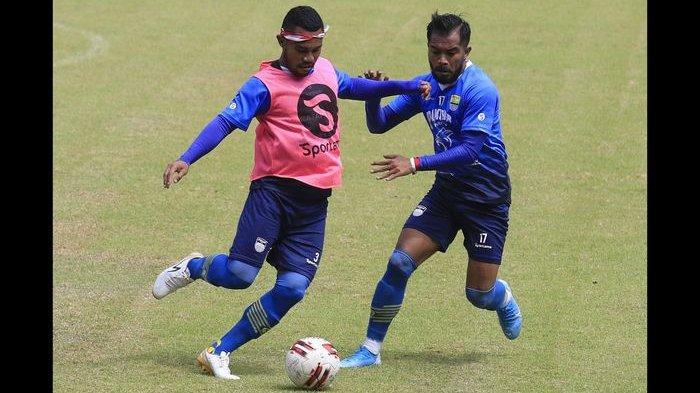 Pemain Persib Bandung Ardi Idrus (kiri) berebut bola dengan Zulham Zamrun saat mengikuti gim internal di Stadion Gelora Bandung Lautan Api, Selasa (18/8/2020).