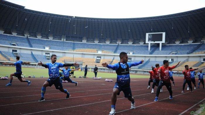 Pemain Persib Bandung menjalani latihan di Stadion Gelora Bandung Lautan Api, Kota Bandung, Kamis (13/8/2020).